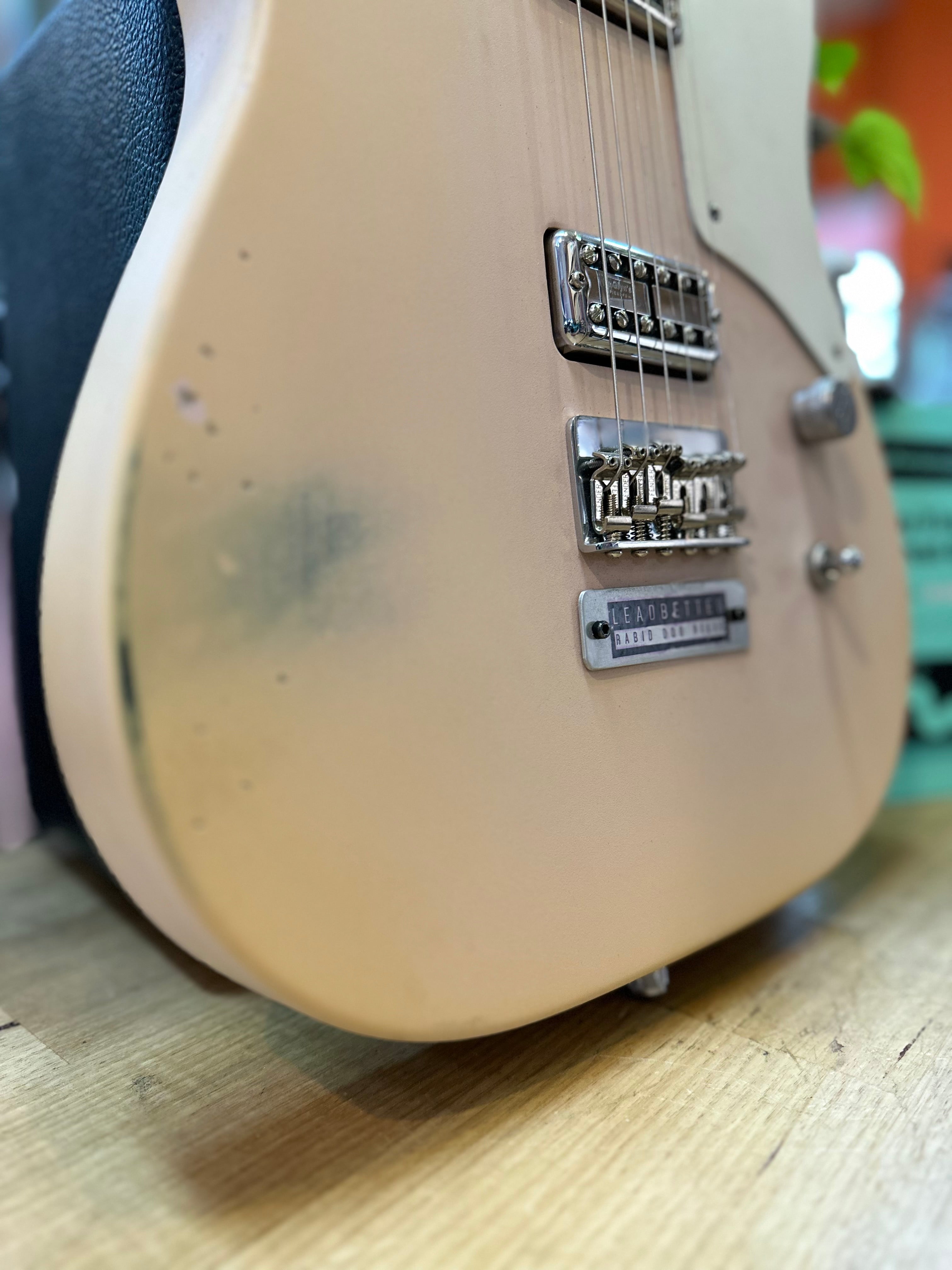 Fender | Leadbetter Rabid Dog Relic | Cabronita Tele | Relic Shell Pink Fender | Leadbetter Rabid Dog Relic | Cabronita Tele | Relic Shell Pink